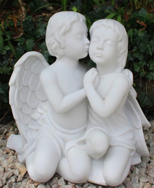 Statue of two cherubs with a marble finish.