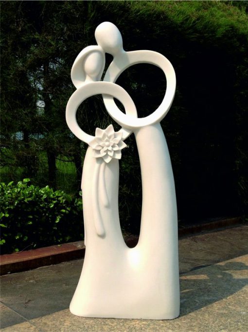 Contemporary statue of a loving couple.